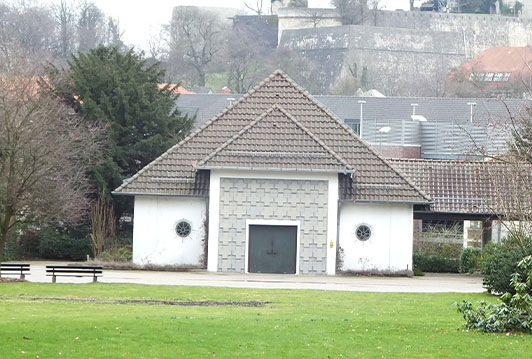 Allee mit alten Linden auf dem Johannisfriedhof Bielefeld