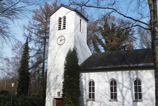 Friedhof in Bielefeld-Theesen mit alten Bäumen und Hecken