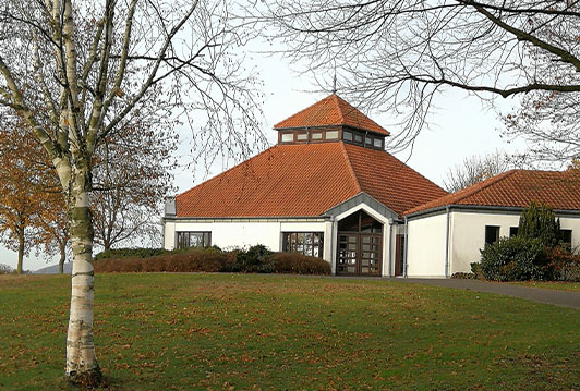 Friedhof in Halle Westfalen mit altem Baumbestand